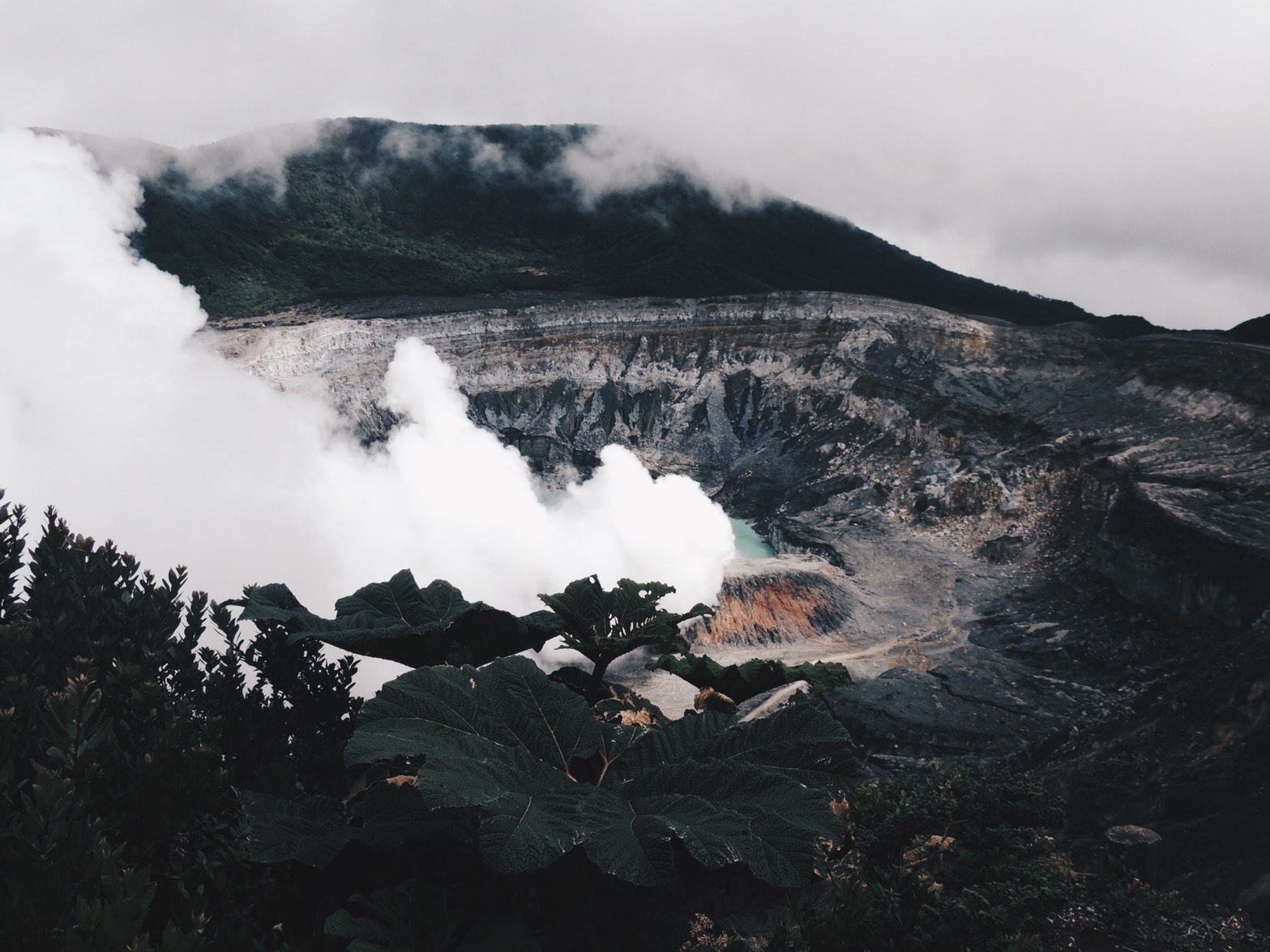 Smoke mountain. Вулкан Поас Коста Рика. Вулкан Поас Коста Рика Флора. Коста Рика HD вулкан. Парк вулканов в Грузии.